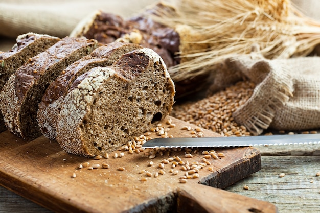 Brood met keuken accessoires op tafel