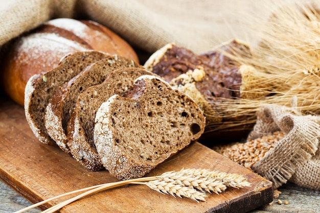 Brood met keuken accessoires op tafel