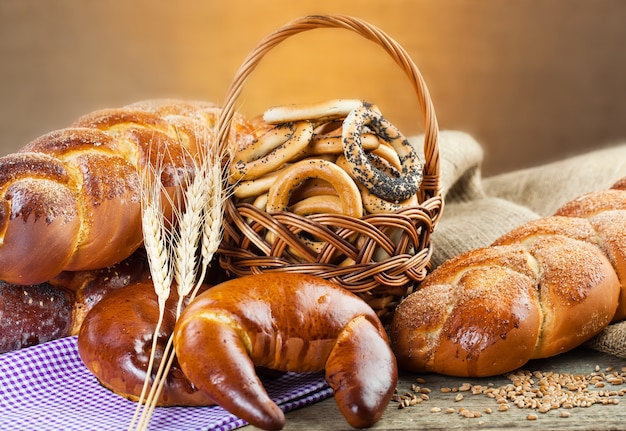 Brood met keuken accessoires op tafel