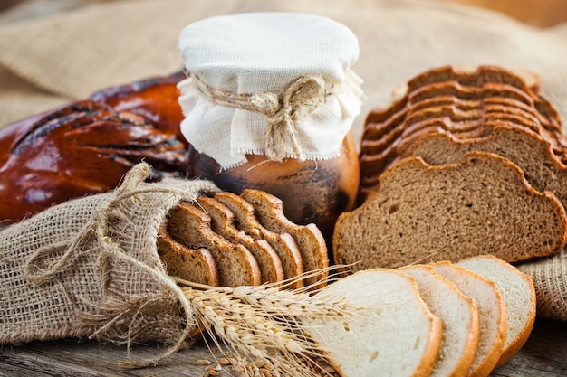 Brood met keuken accessoires op tafel