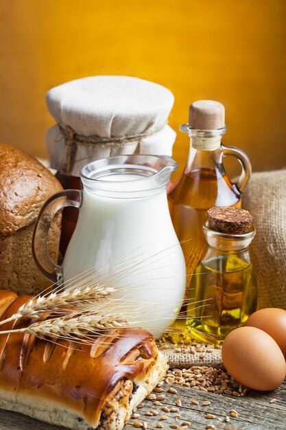 Brood met keuken accessoires op tafel