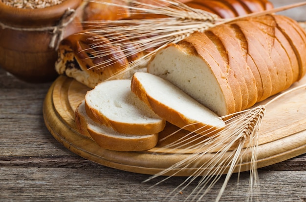 Brood met keuken accessoires op tafel