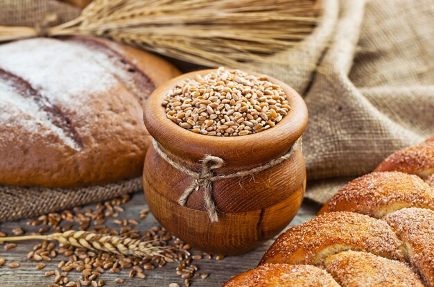 Brood met keuken accessoires op tafel