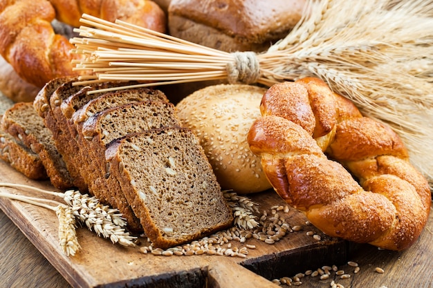 Brood met keuken accessoires op tafel