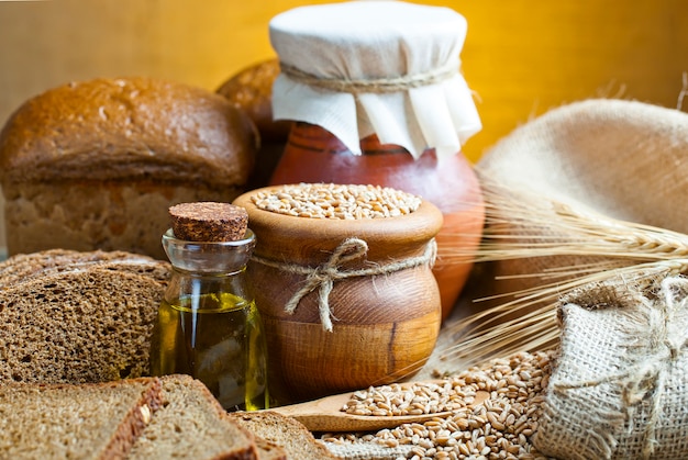 Brood met keuken accessoires op tafel