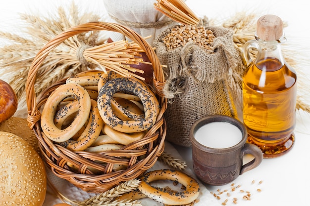 Brood met keuken accessoires op tafel