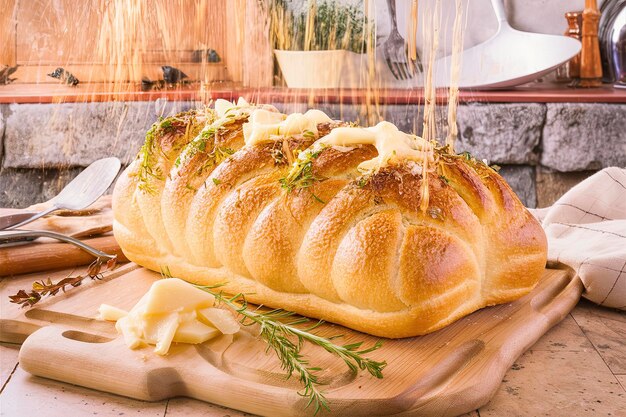 Brood met kruiden en kaas op een snijplank