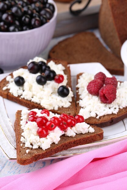 Brood met kwark en bessen op plaatclose-up