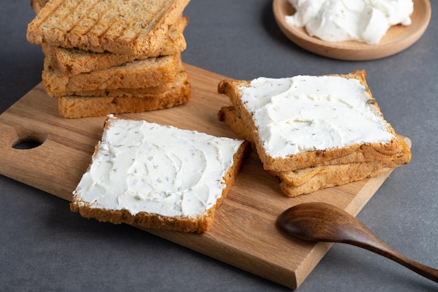 Brood met kwark op een grijze tafel