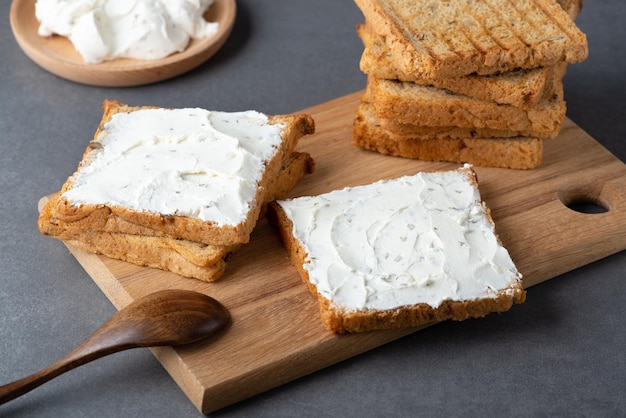 Brood met kwark op een grijze tafel