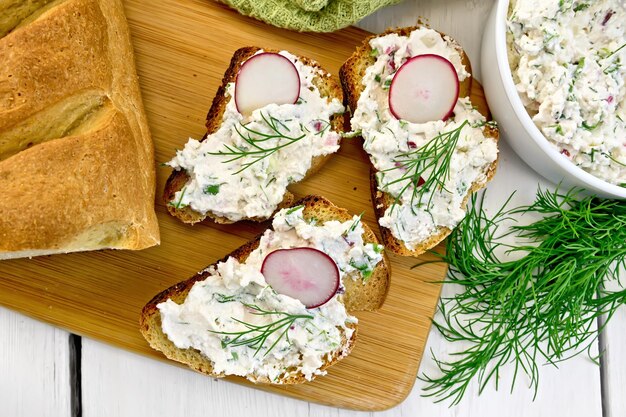 Brood met kwarktaart en radijs aan boord