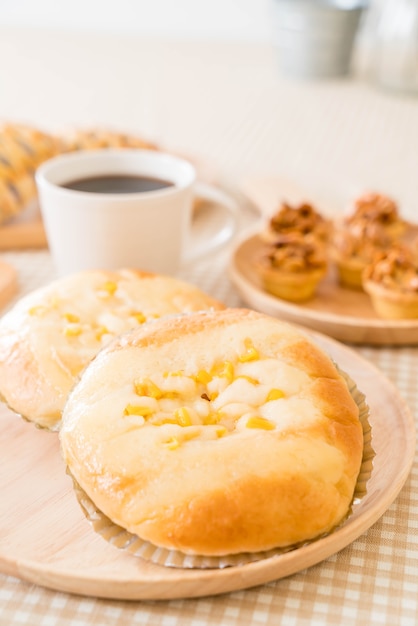 brood met maïs en mayonaise