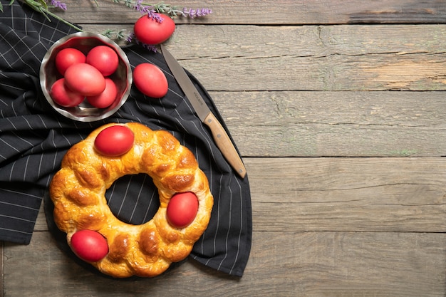 Brood met paaseieren op een houten bord