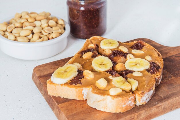 Brood met pindakaas en frambozenmarmelade