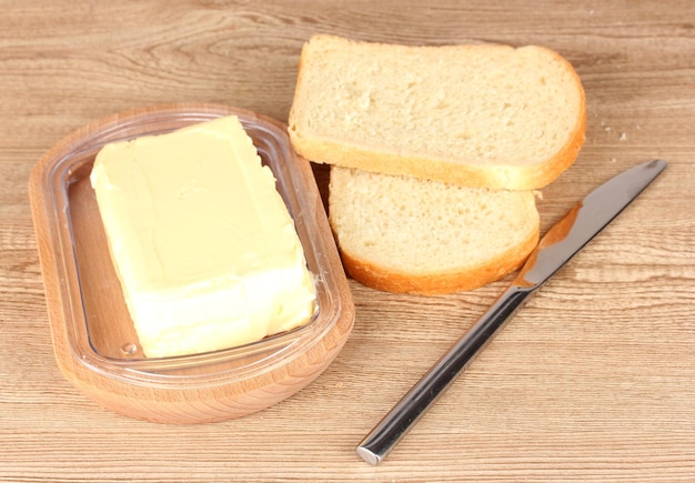 Brood met plantaardige olie op houten ondergrond