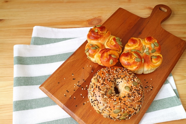 Brood met pompoenpitten, zonnebloempitten en sesam in verschillende soorten op houten dienblad