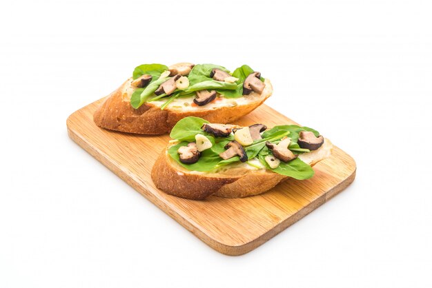 brood met raket en shiitake-paddenstoel