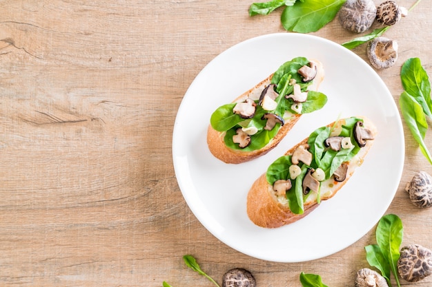 brood met raket en shiitake-paddenstoel