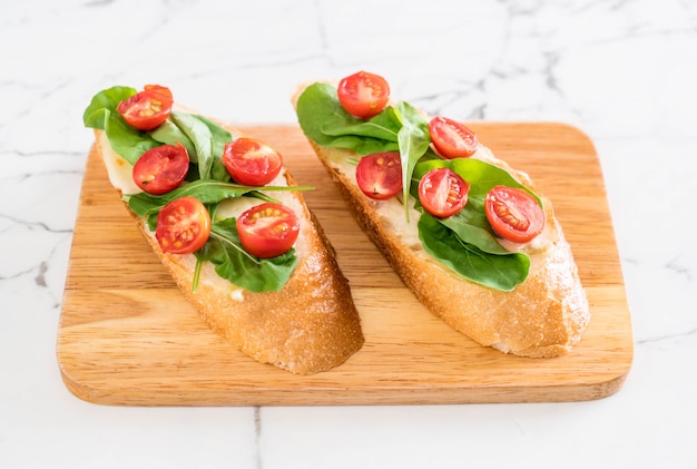 brood met raket en tomaten