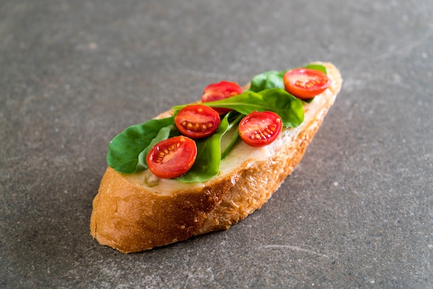 brood met raket en tomaten