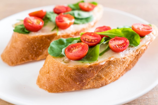 Brood met raket en tomaten