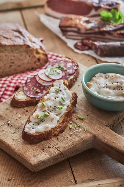 Brood met reuzel op snijplank