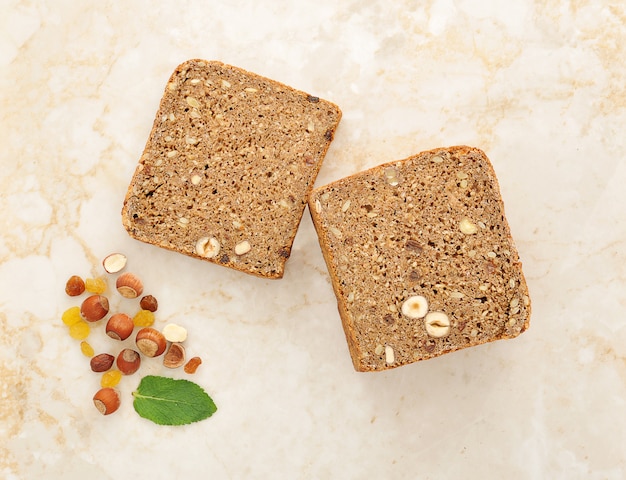 Brood met rozijnen en hazelnoten