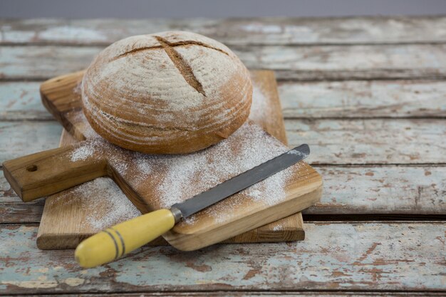 Brood met tarwebloem en mes