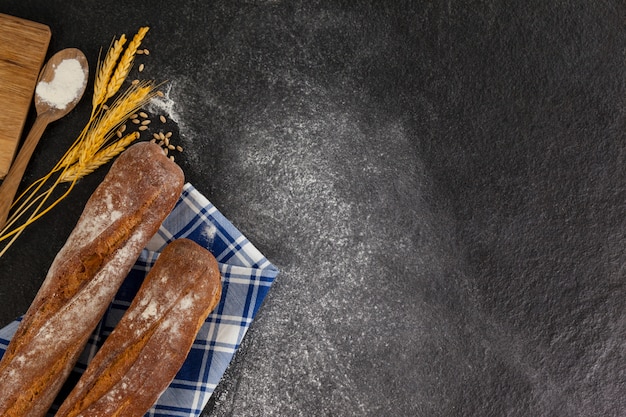 Brood met tarwekorrels en bloem