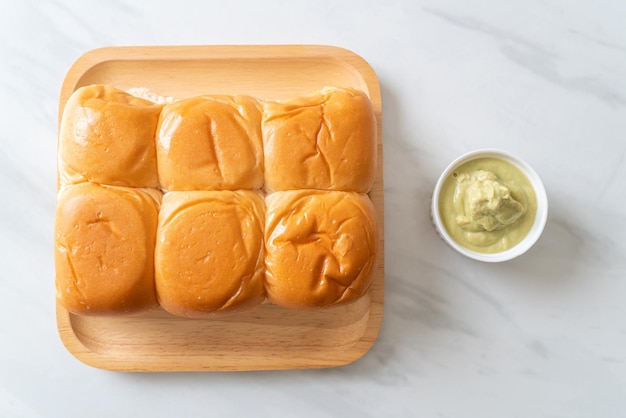 Brood met Thaise Pandan Custard op bord