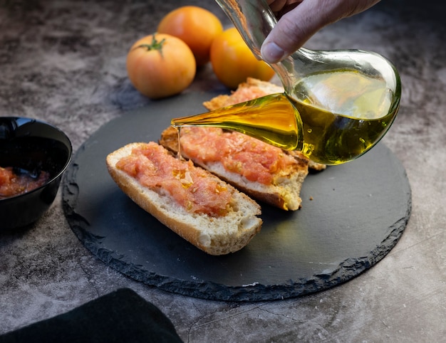 Brood met tomaat en olijfolie, mediterraan ontbijt