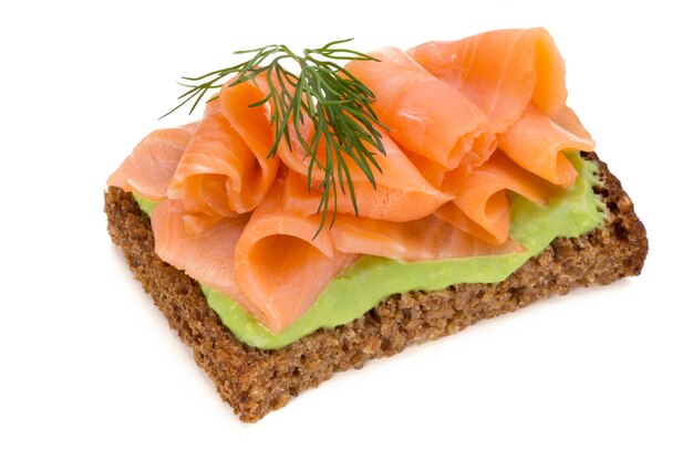 Brood met verse zalmfilet geïsoleerd op een witte achtergrond