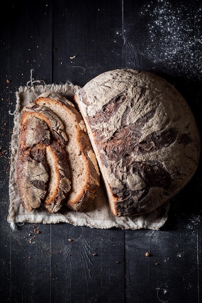 Brood met volle granen op donkere tafel op linnen doek