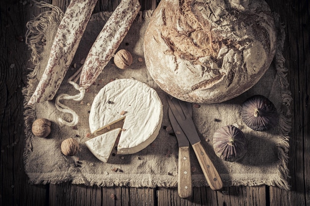 Brood met worst en camembert op linnen doek