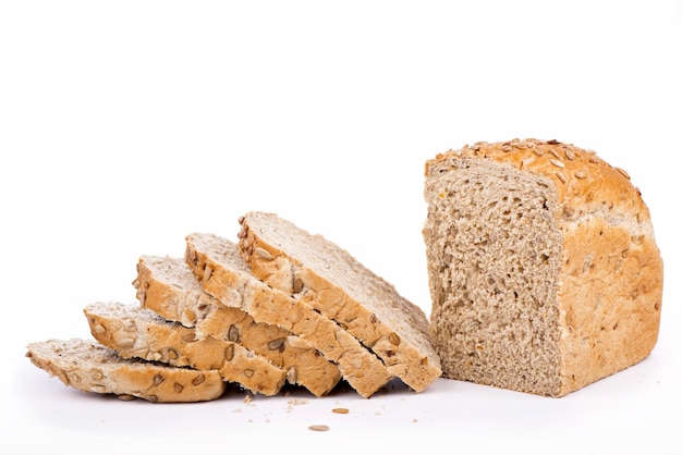 Brood met zonnebloempitten lekker gesneden brood geïsoleerd op een witte achtergrond