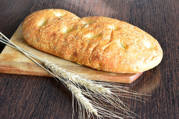 brood op de snijplank met tarweoren