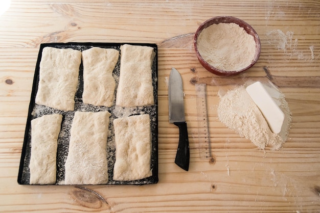 brood op een houten plank, zelfgebakken brood, bakkerij