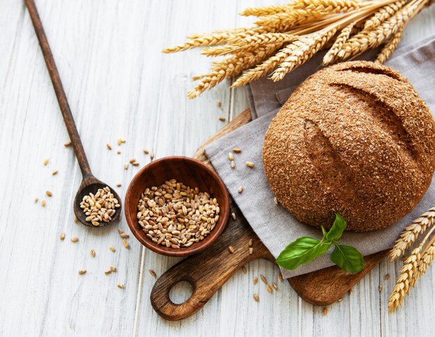 Brood op een oude witte houten tafel