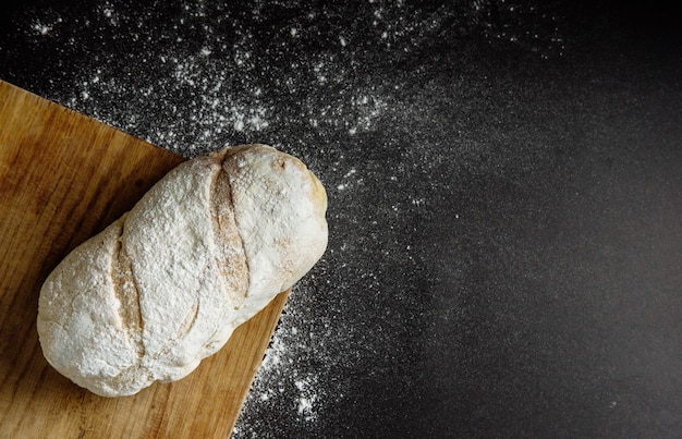 Brood op een zwarte achtergrond bloem op tafel