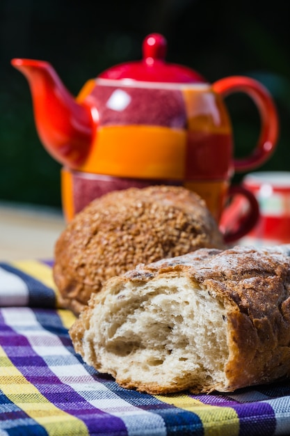 Brood op gekleurde doek, voedselconcept