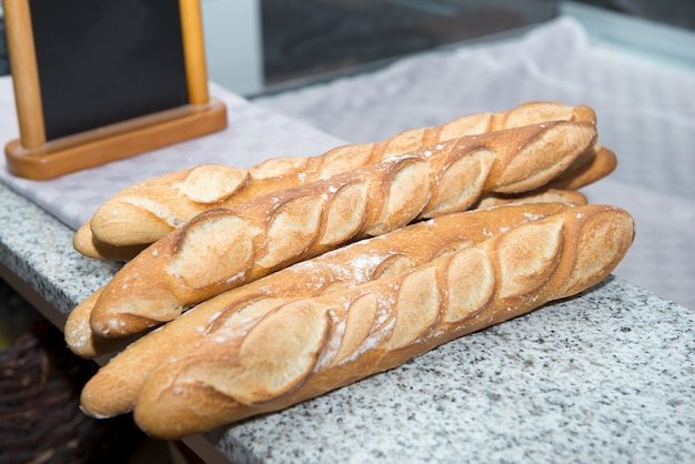 Brood op het aanrecht van de bakkerij