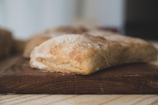 Foto brood op houten plank, bakkerij