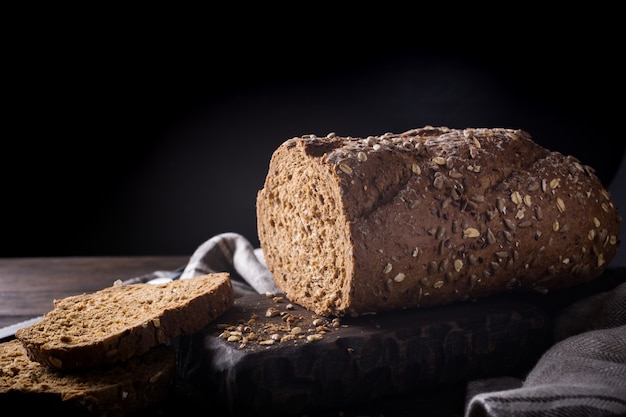 Brood op houten snijplank