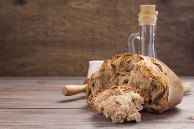 Brood op houten tafel achtergrondstructuur