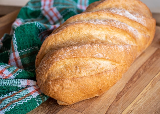 Brood op houten tafel klaar om te worden geserveerd met witte achtergrond