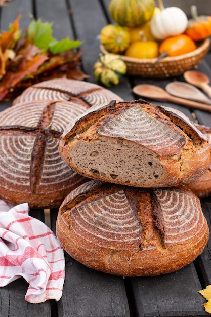 Foto brood op houten tafel volkoren roggebrood