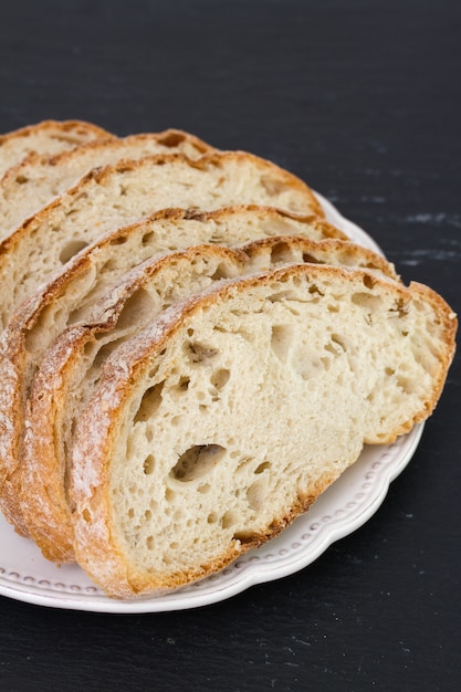 Brood op plaat op zwarte achtergrond