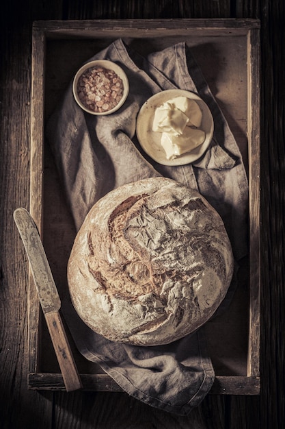 Brood op rustieke houten tafel met doek