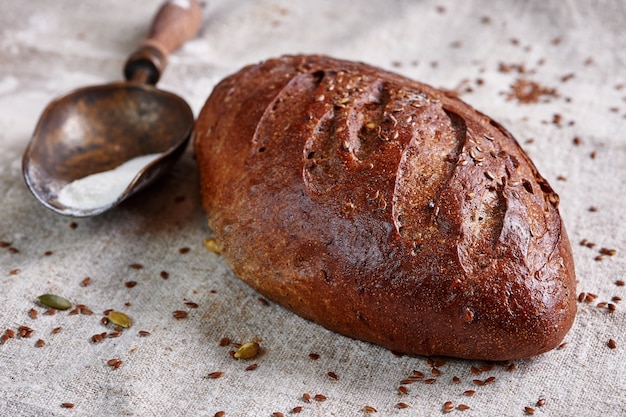 Brood op textiel met bloem