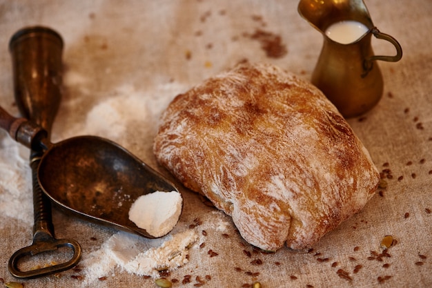 Brood op textiel met bloem